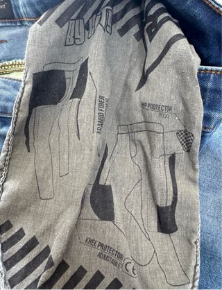 Pantalón vaquero motorista con refuerzos