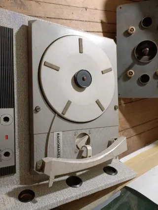 Giradischi vintage bianco e grigio