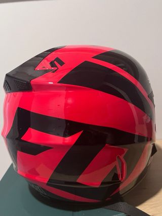 Casco de moto negro y rojo