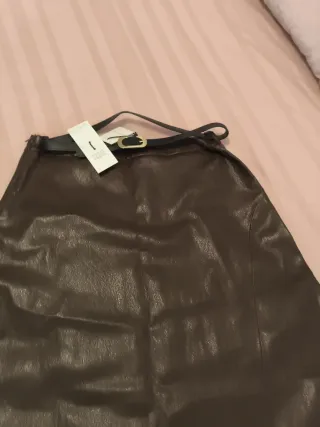 Falda midi efecto piel Zara