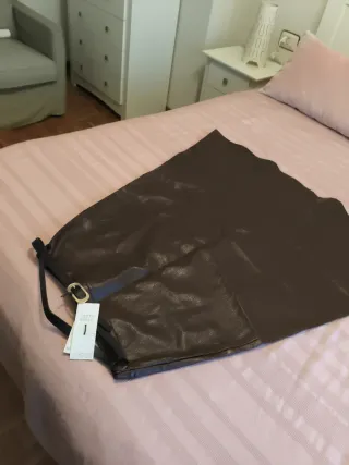 Falda midi efecto piel Zara