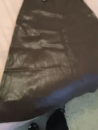 Falda midi efecto piel Zara