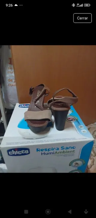 Sandalias de tacón beige y marrón
