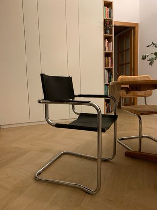 Silla Cantilever Cuero y Metal.