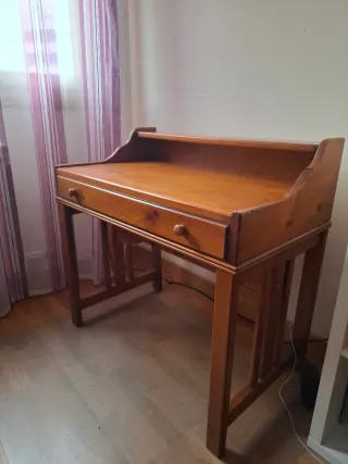 Escritorio de madera con cajones