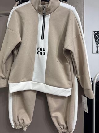 Chándal Miu Miu niña beige y blanco
