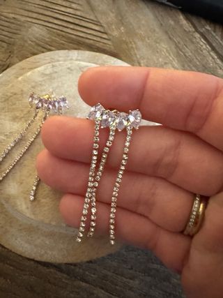 Pendientes largos dorados con pedrería