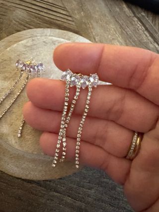 Pendientes largos dorados con pedrería