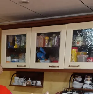 Alacena diseño italiano madera y cristal