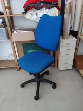 Silla de oficina azul y negra