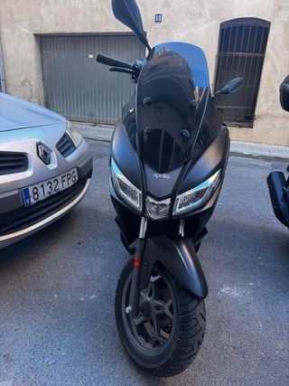 Aprilia Scooter Negra Automática