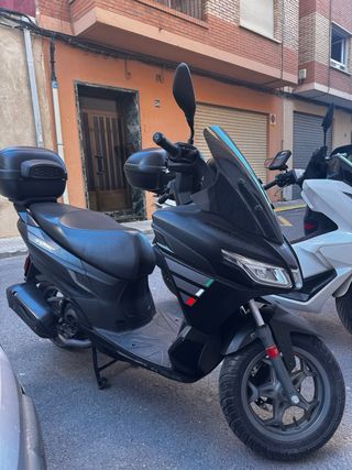 Aprilia Scooter Negra Automática