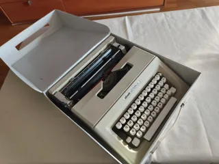 Máquina de escribir Olivetti Lettera 25