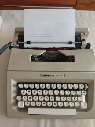 Máquina de escribir Olivetti Lettera 25