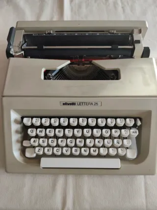 Máquina de escribir Olivetti Lettera 25