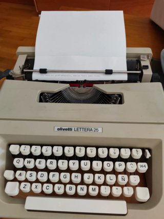 Máquina de escribir Olivetti Lettera 25