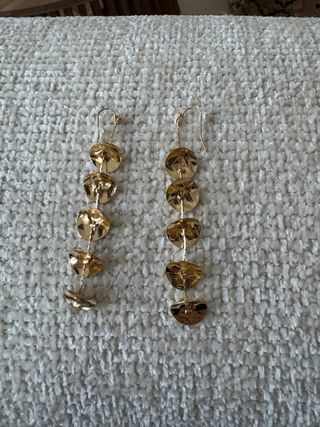 Pendientes largos dorados con círculos