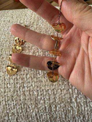 Pendientes largos dorados con círculos