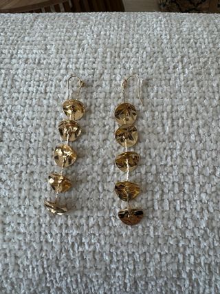 Pendientes largos dorados con círculos