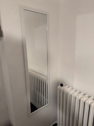 Estantería modular y espejo