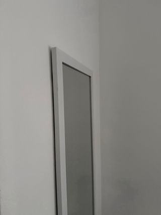 Estantería modular y espejo