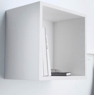 Estantería modular y espejo