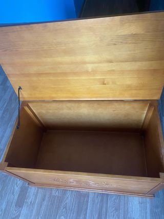 Baúl de madera maciza con diseño