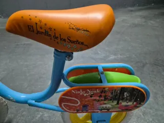 Bicicleta infantil con ruedines