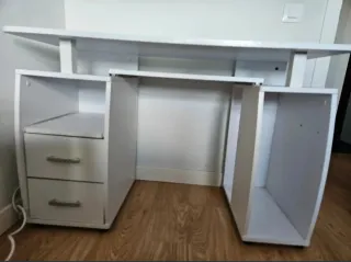 Escritorio blanco para ordenador