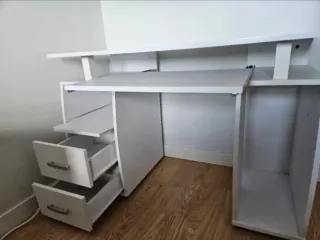 Escritorio blanco para ordenador