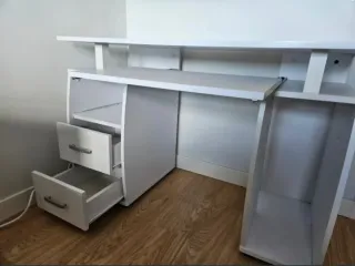 Escritorio blanco para ordenador