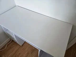 Escritorio blanco para ordenador