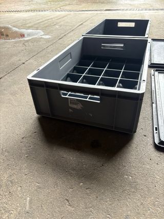 2 Cajas de plástico gris apilables con tapa