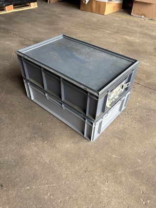 2 Cajas de plástico gris apilables con tapa