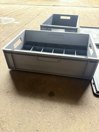 2 Cajas de plástico gris apilables con tapa