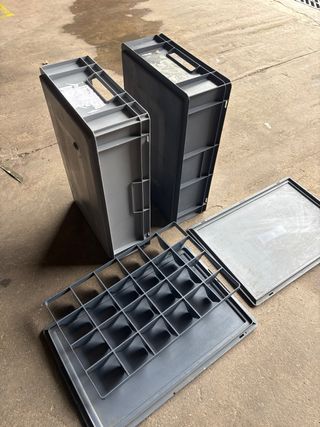 2 Cajas de plástico gris apilables con tapa