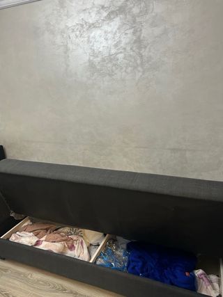 Sofá cama gris con arcón