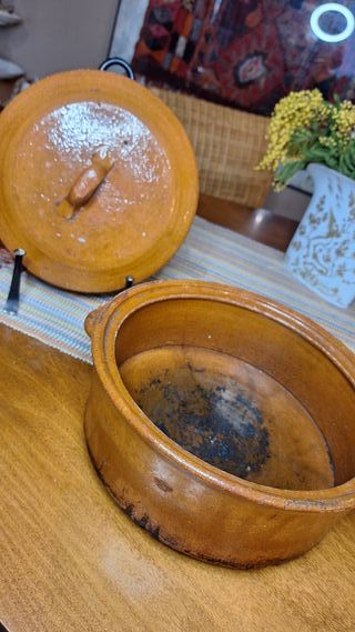 Cacerola y colador barro antiguos