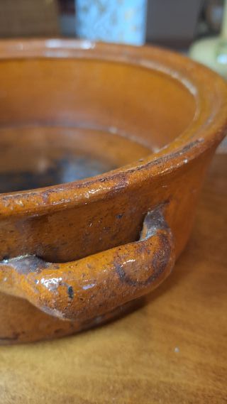 Cacerola y colador barro antiguos