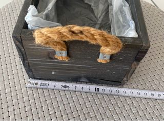 Macetero de madera con asas de cuerda