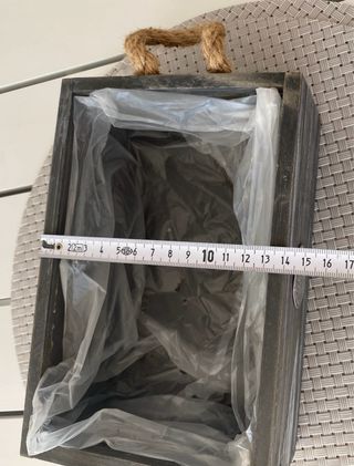 Macetero de madera con asas de cuerda