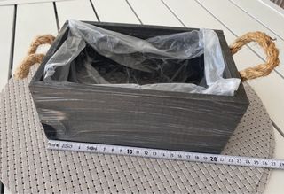 Macetero de madera con asas de cuerda
