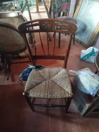 3 Sillas antiguas de madera y ratán