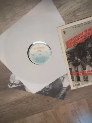 Vinilo Ilegales - A la luz o a la sombra todo...