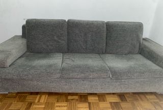 Sofá gris de tela