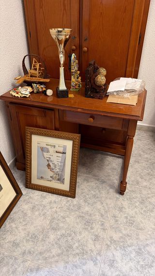 Conjunto de muebles de madera y tela