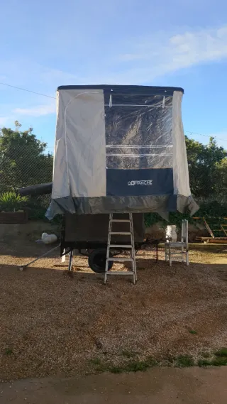 Remolque con tienda,