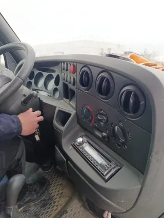 Furgoneta Iveco con caja isotermo y frio
