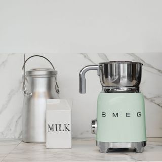Espumador de leche Smeg Verde pastel MFF11PGEU