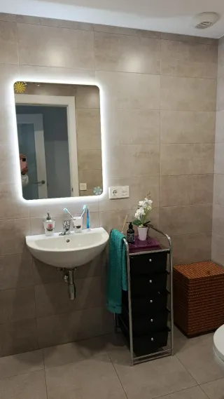 Lavabo suspendido de cerámica